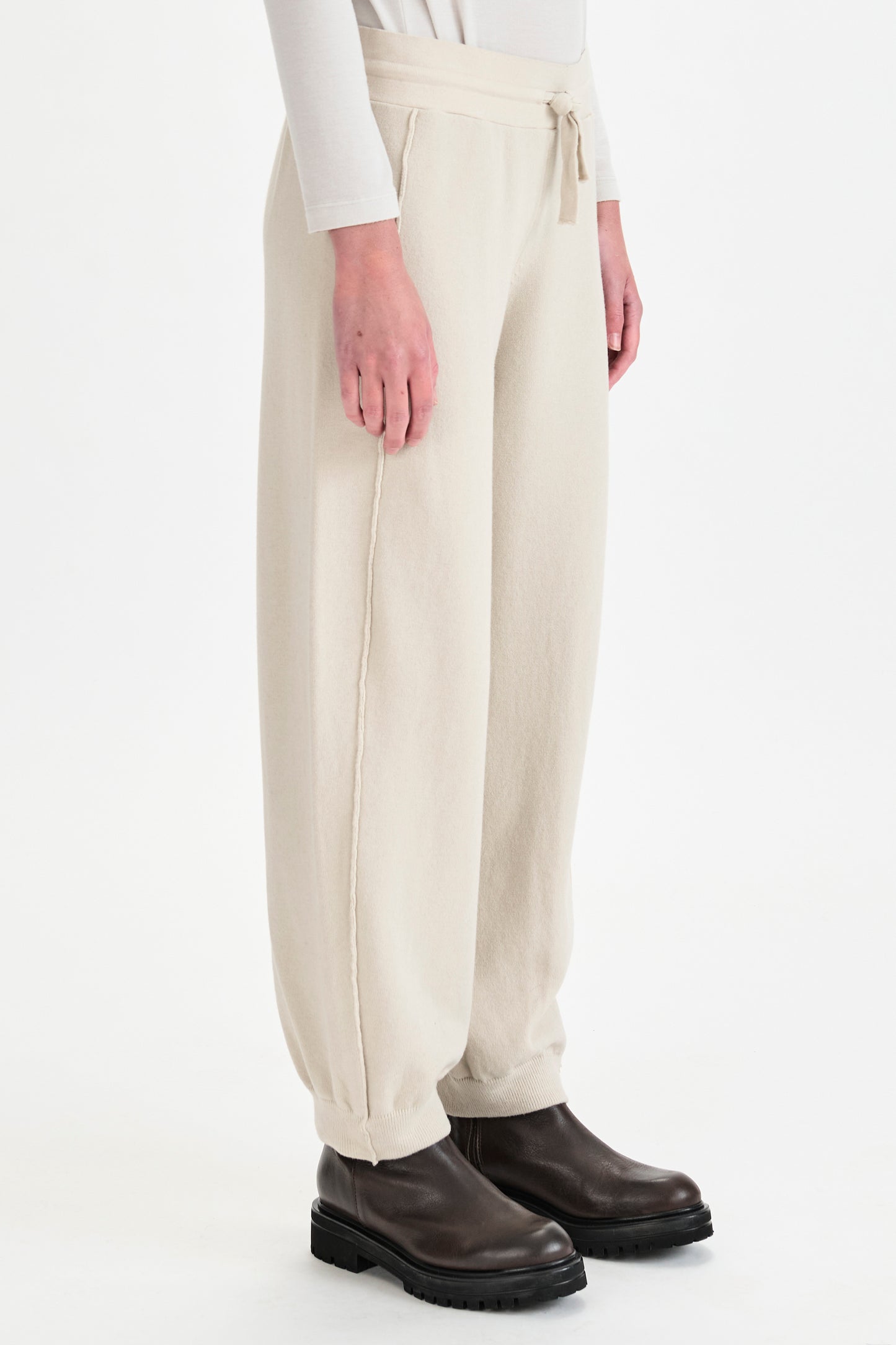 KNIT LEISURE PANT WITH DRAW SRTING WAIST. CHALK