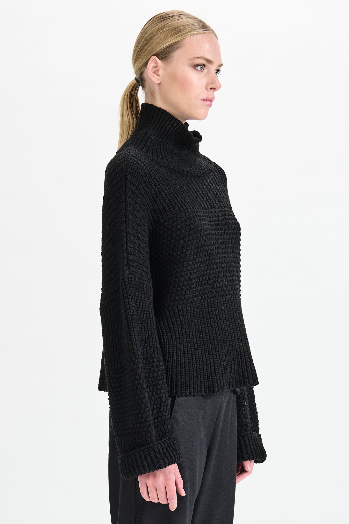 TEXTURAL TURTLENECK PULLOVER BLACK