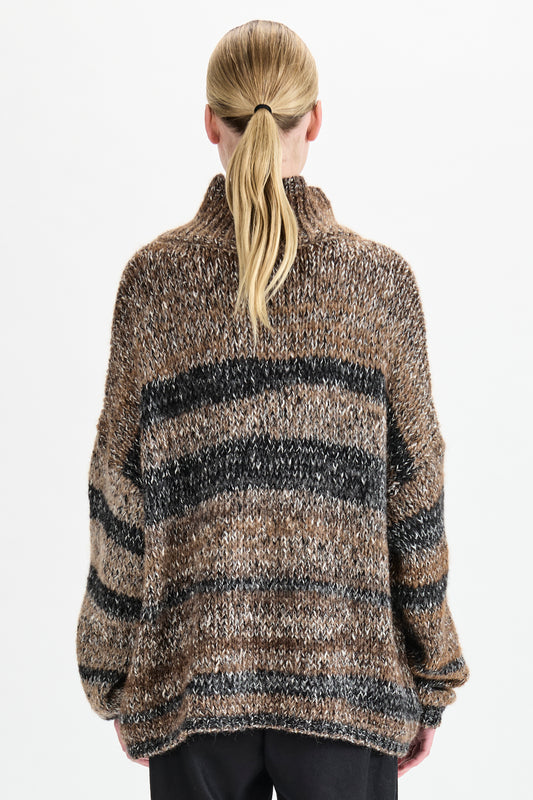 TURTLE NECK STRIPE MELANGE PULLOVER. TOBACCO