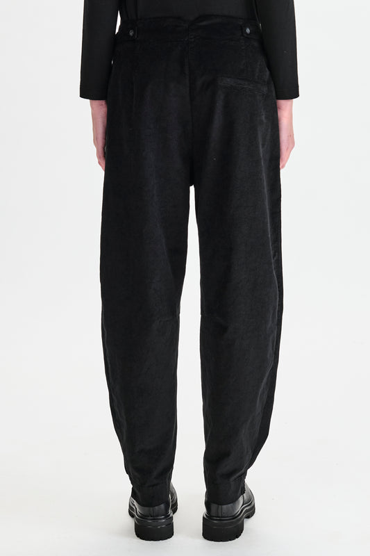 COTTON VELVET PLEAT FRONT PANT. BLACK