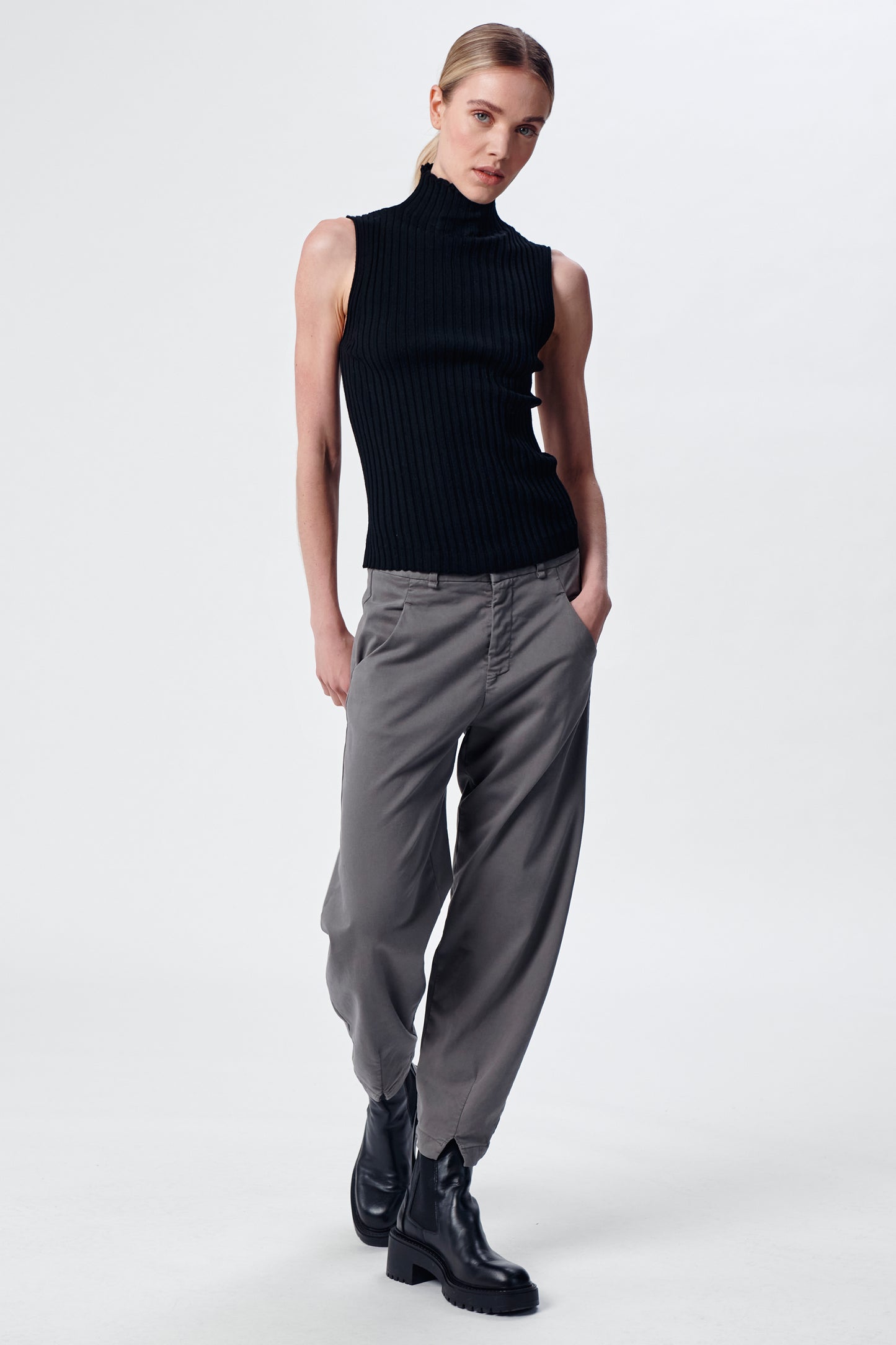 RIBBED KNIT SLEEVELESS TURTLE NECK
