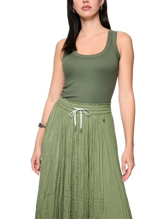 BASIC RIB SCOOP NECK TANK IN OLIVINE