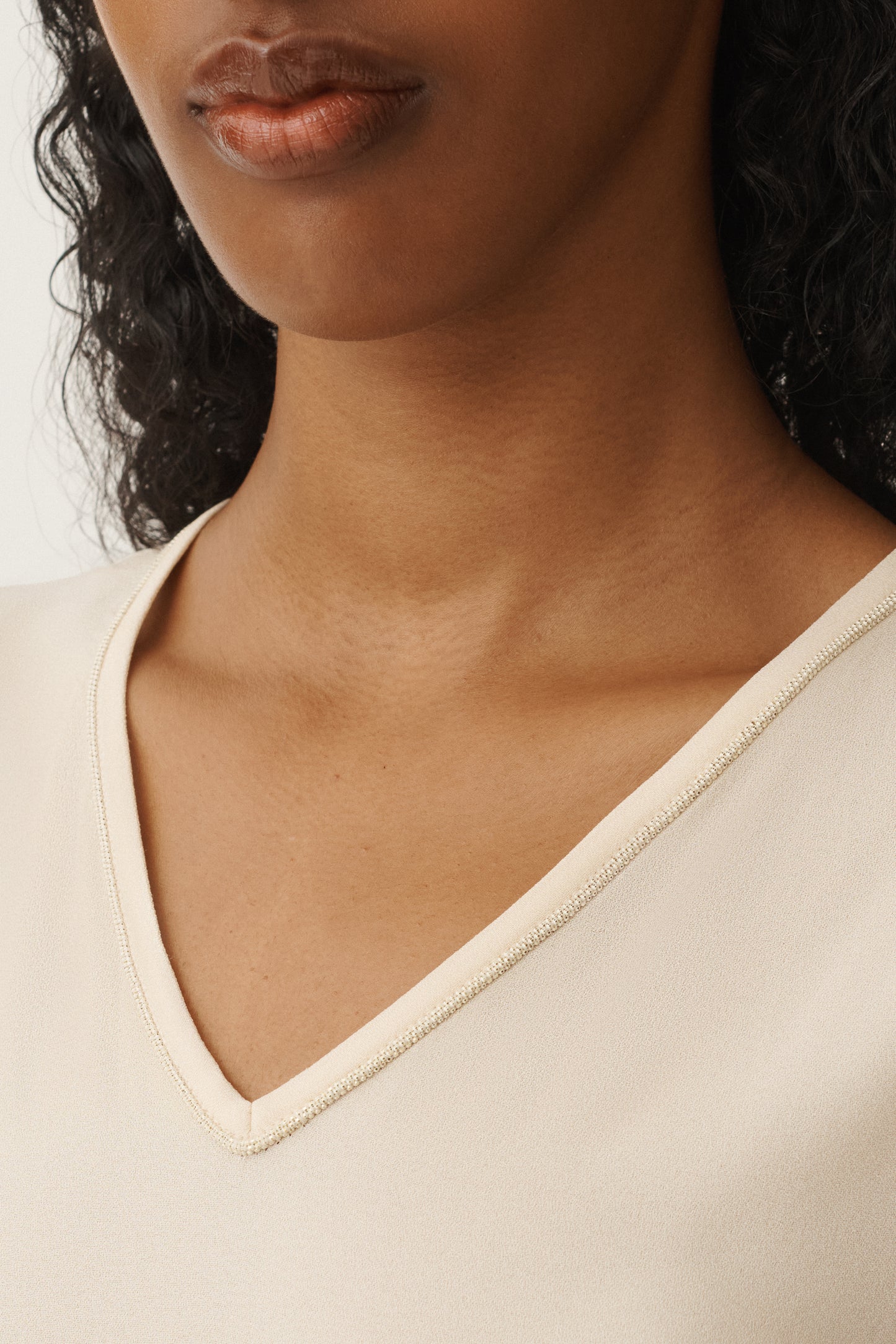 SABLE' V NECK TOP WITH FILO DIAMANTE