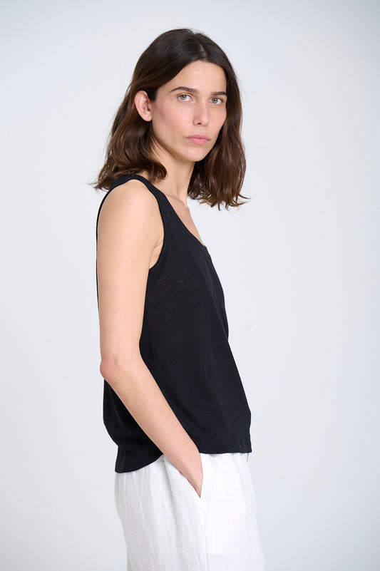 KNITTED SINGLET TOP IN BLACK