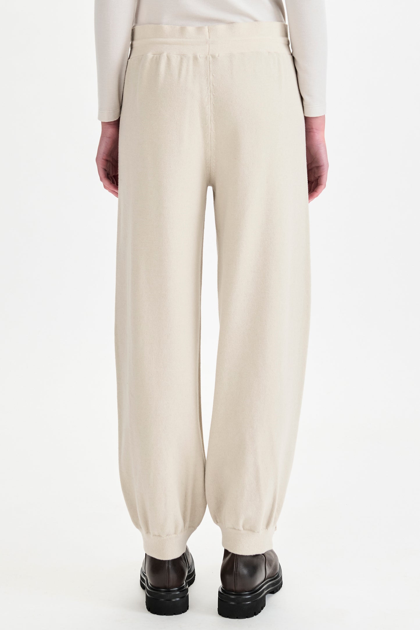KNIT LEISURE  PANT WITH DRAW SRTING WAIST. CHALK