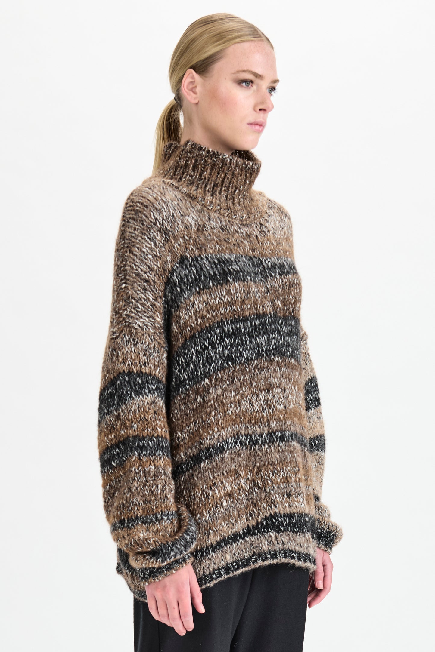 TURTLE NECK STRIPE MELANGE PULLOVER. TOBACCO