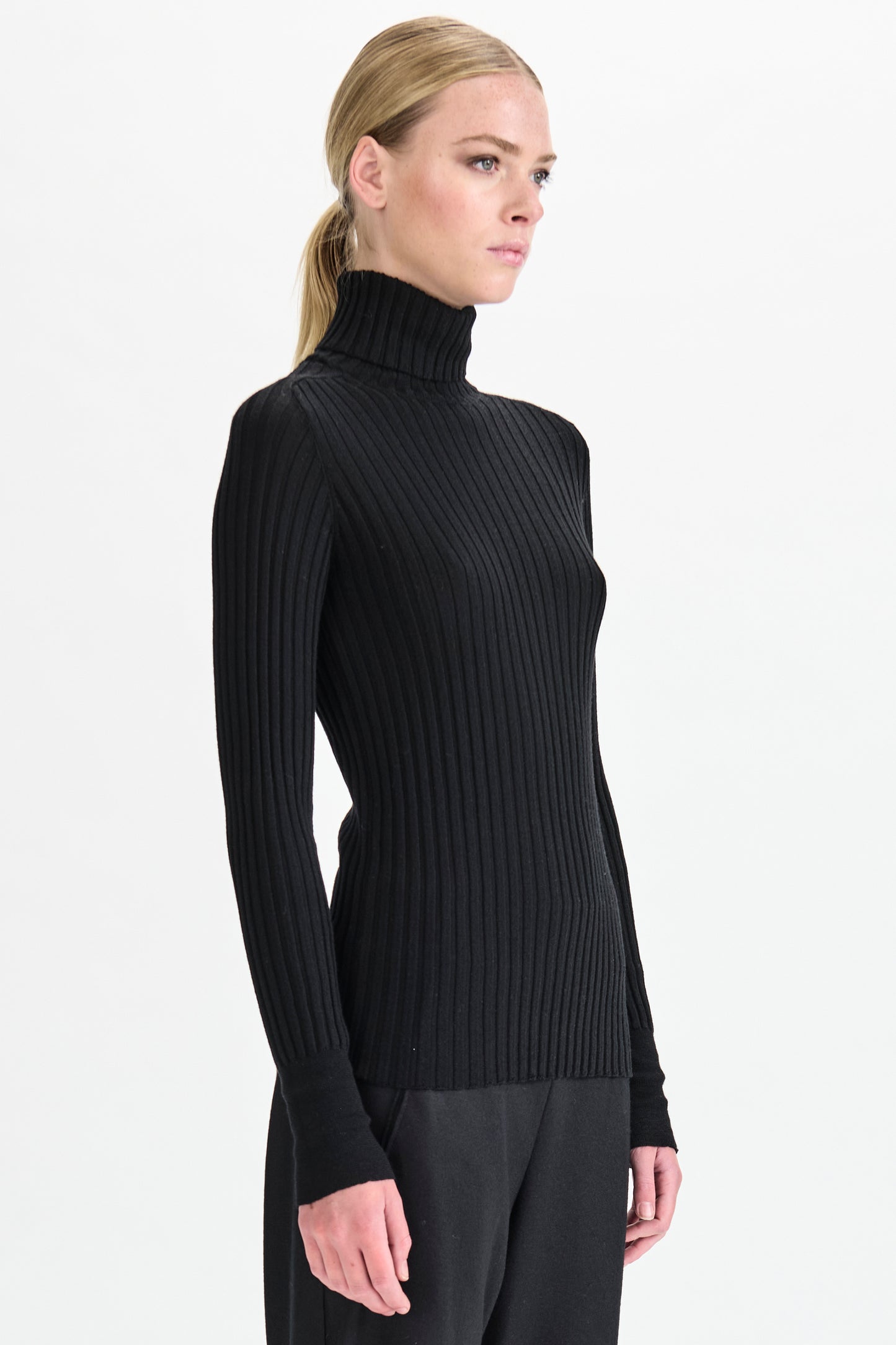 RIBBED KNIT TURTLENECK BLACK