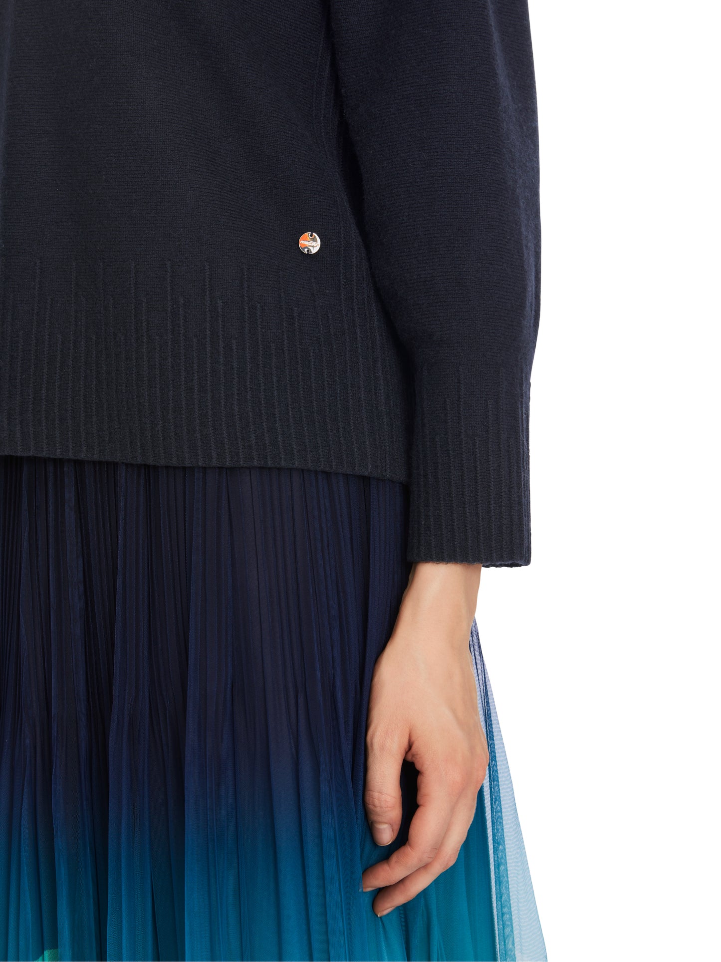 CLASSIC ROUND NECK RAGLAN SLEEVE JUMPER