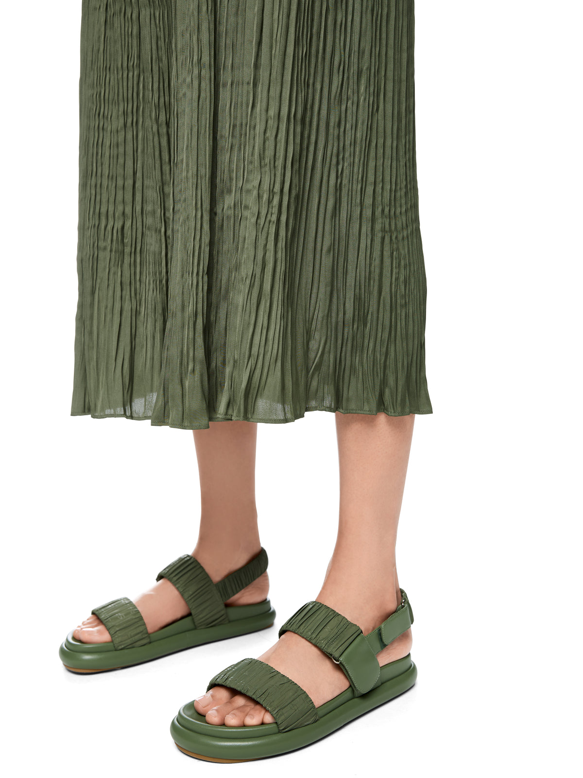 PLEATED SKIRT W ELASTIC WAISTBAND IN OLIVINE