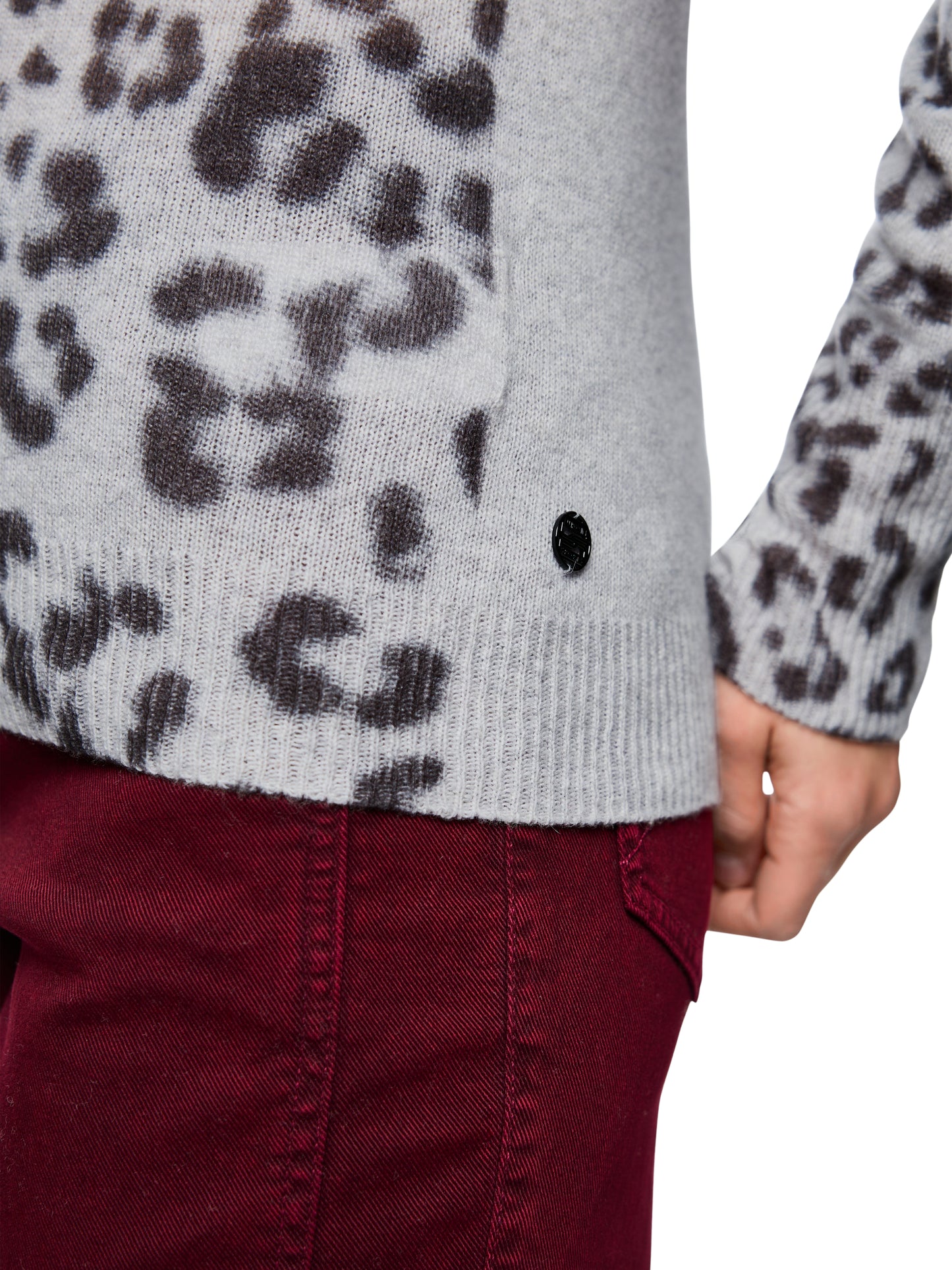 LEOPARD PRINT PLACED OVER SWEATER GREY