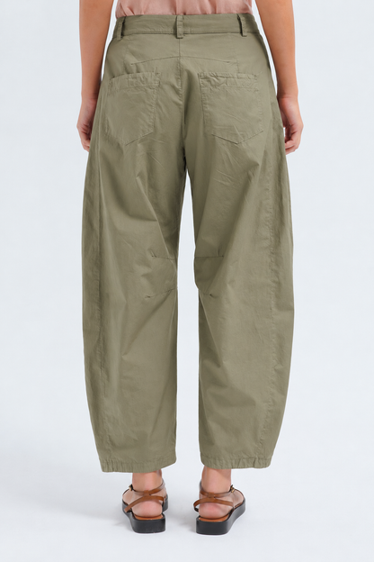 COTTON BARREL PANT IN GREEN