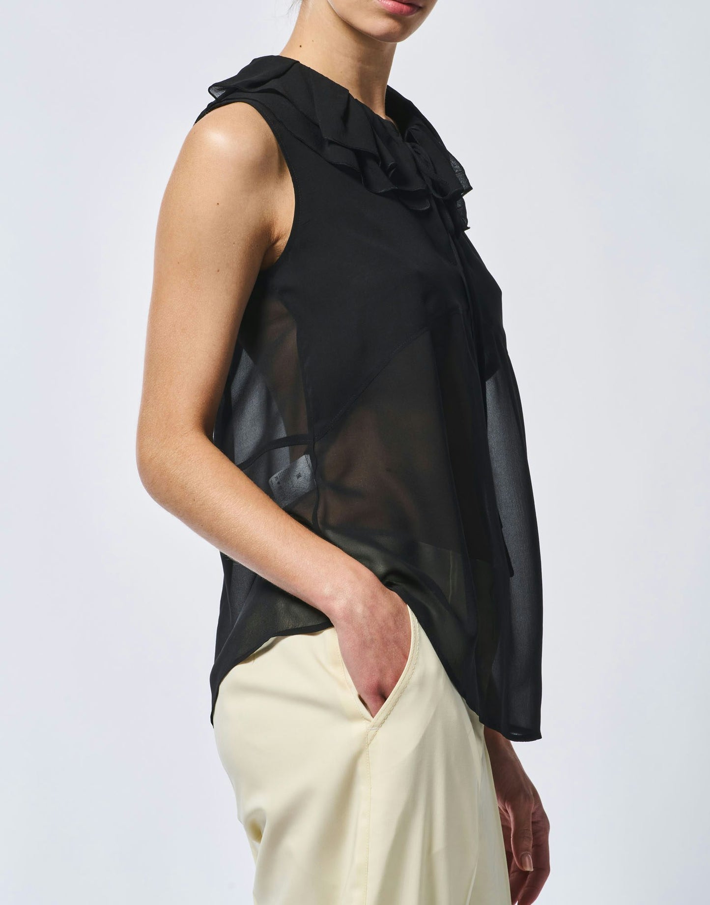 PEEP SLEEVELESS TOP W RUFFLE COLLAR