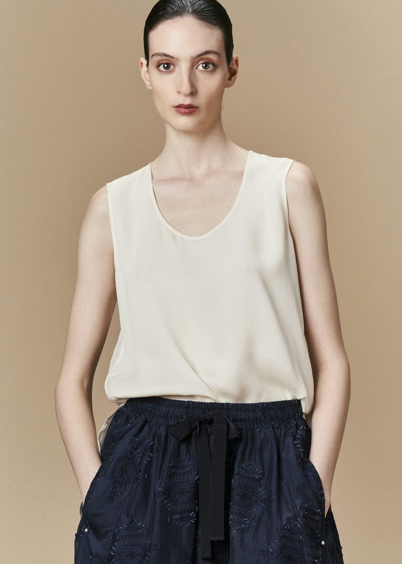 RECITAL FLARED SLEEVELESS SILK TOP