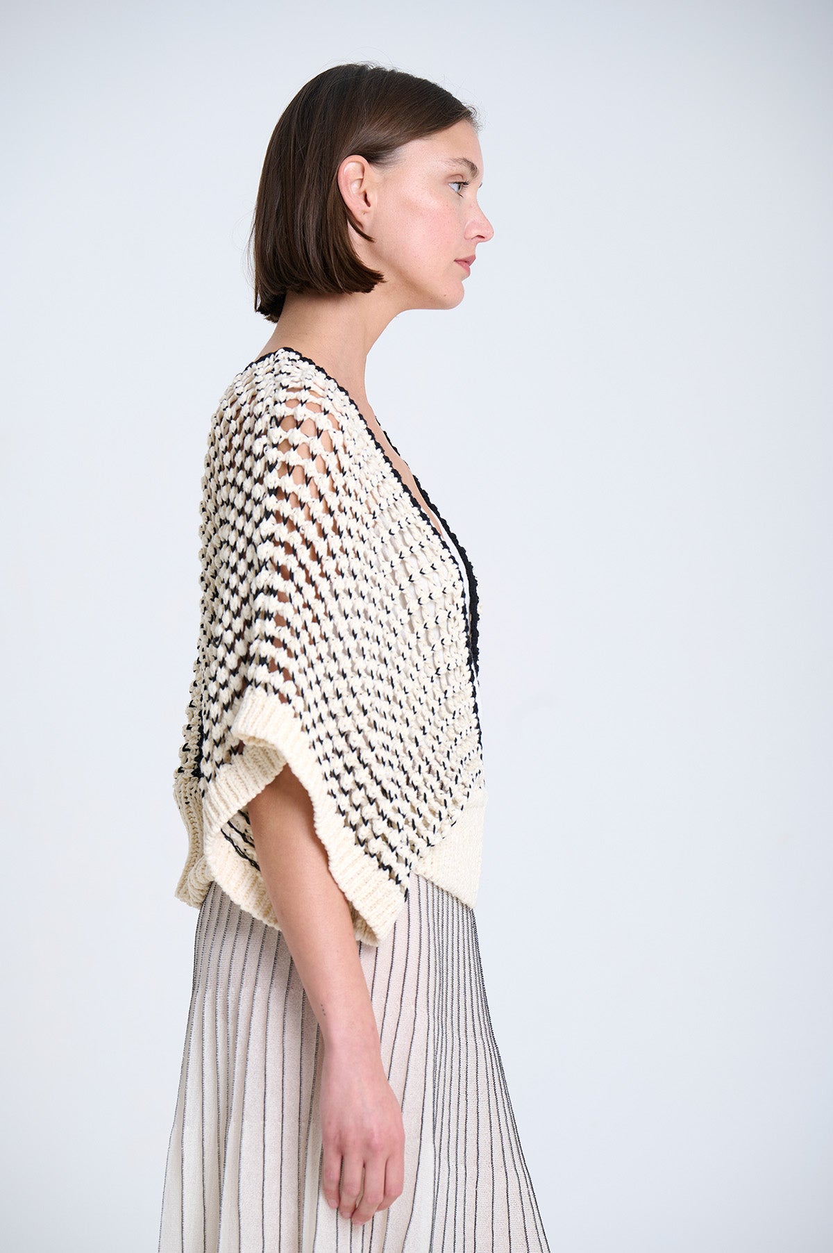 KNITTED DEEP V-NECK VEST UNIC