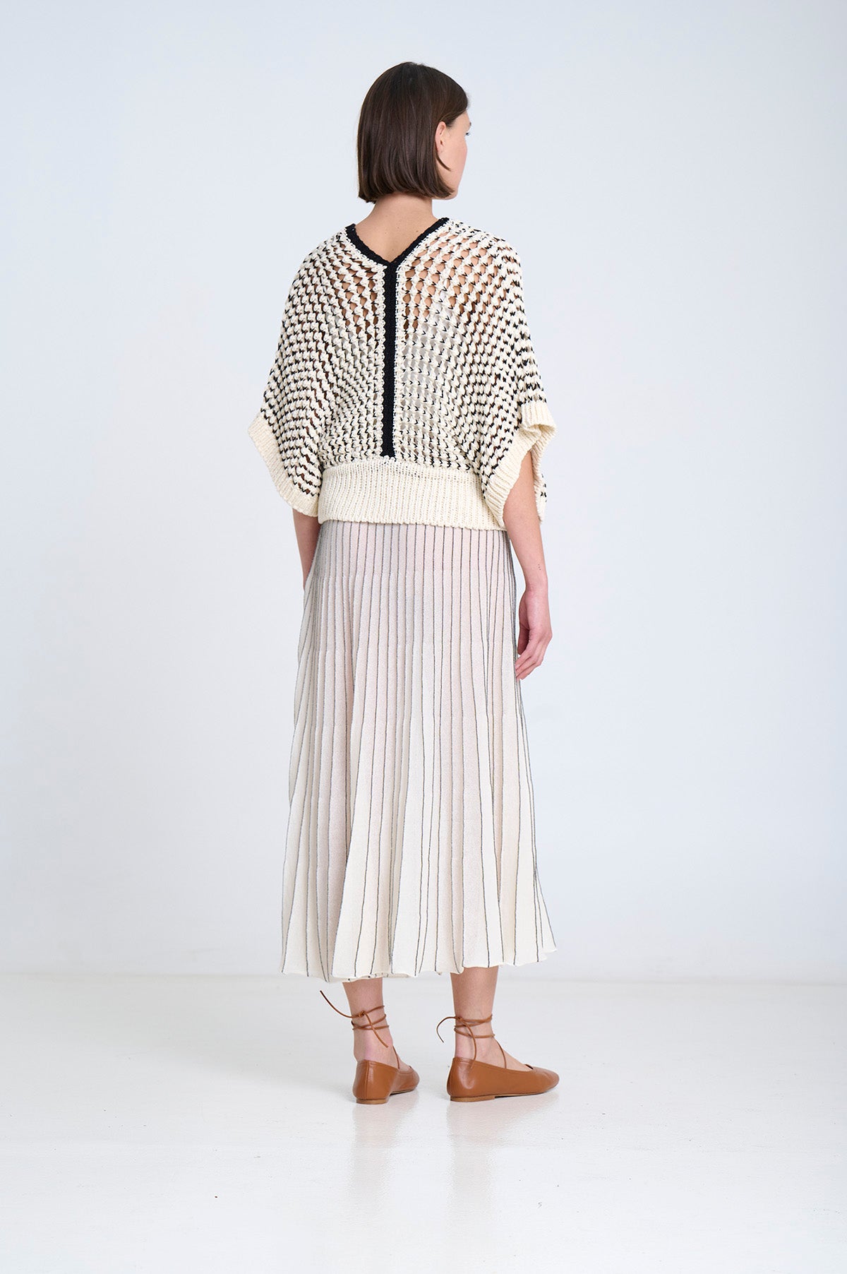 KNITTED DEEP V-NECK VEST UNIC