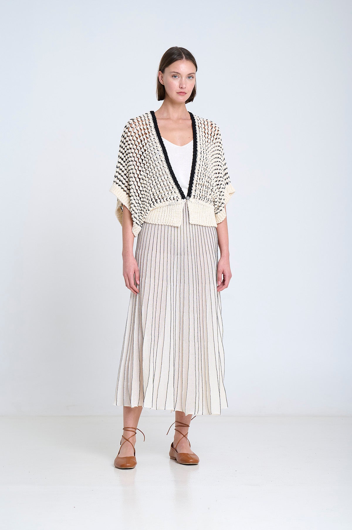 KNITTED DEEP V-NECK VEST UNIC