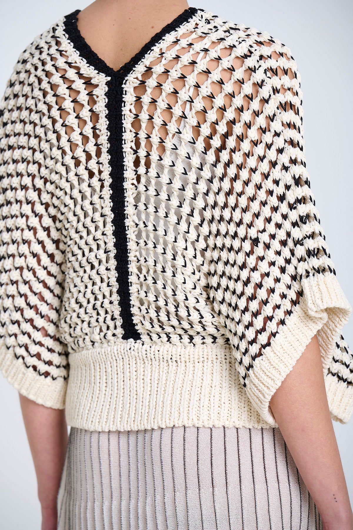 KNITTED DEEP V-NECK VEST UNIC