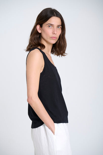 KNITTED SINGLET TOP IN BLACK