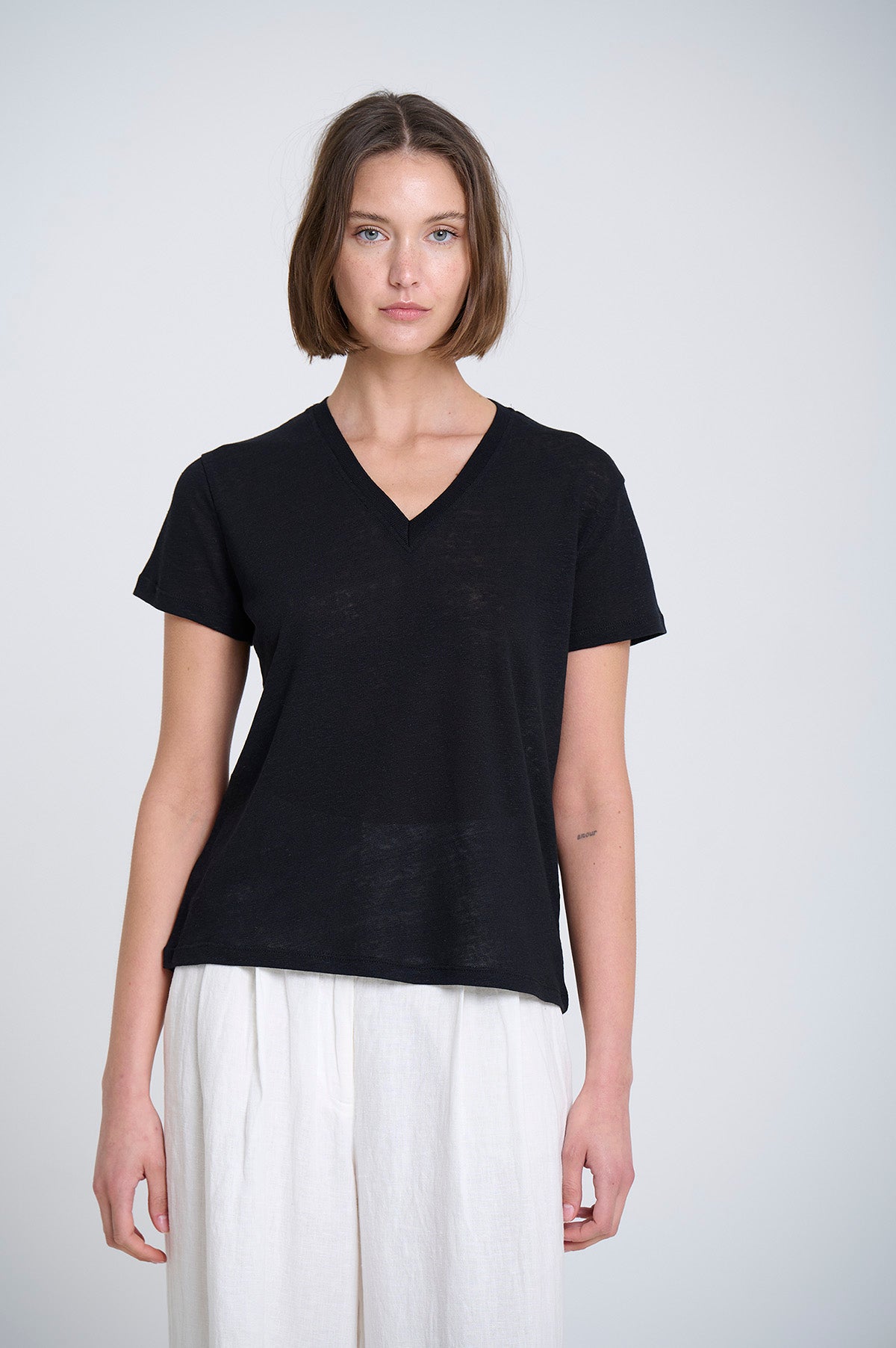 V-NECK KNITTED T-SHIRT IN BLACK