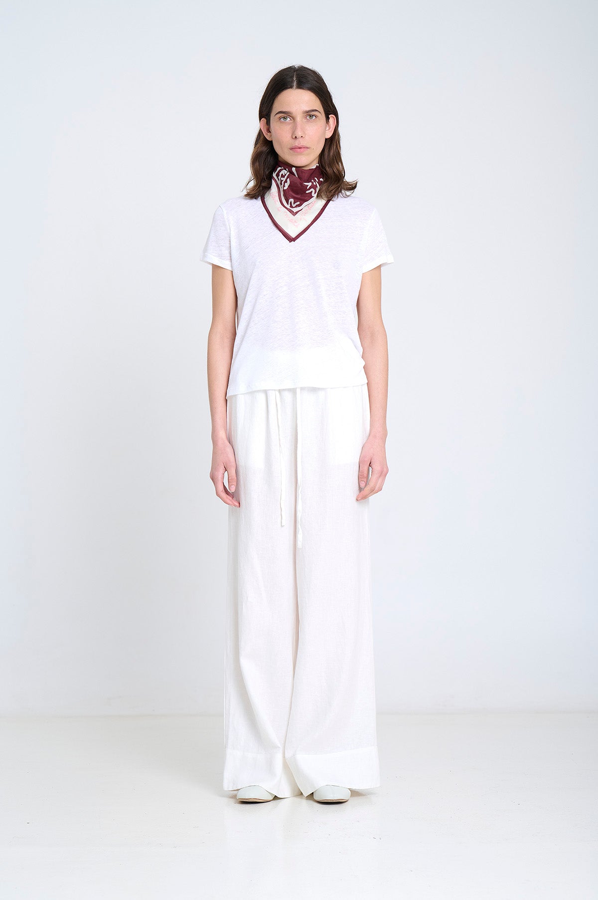 V-NECK KNITTED T-SHIRT IN WHITE