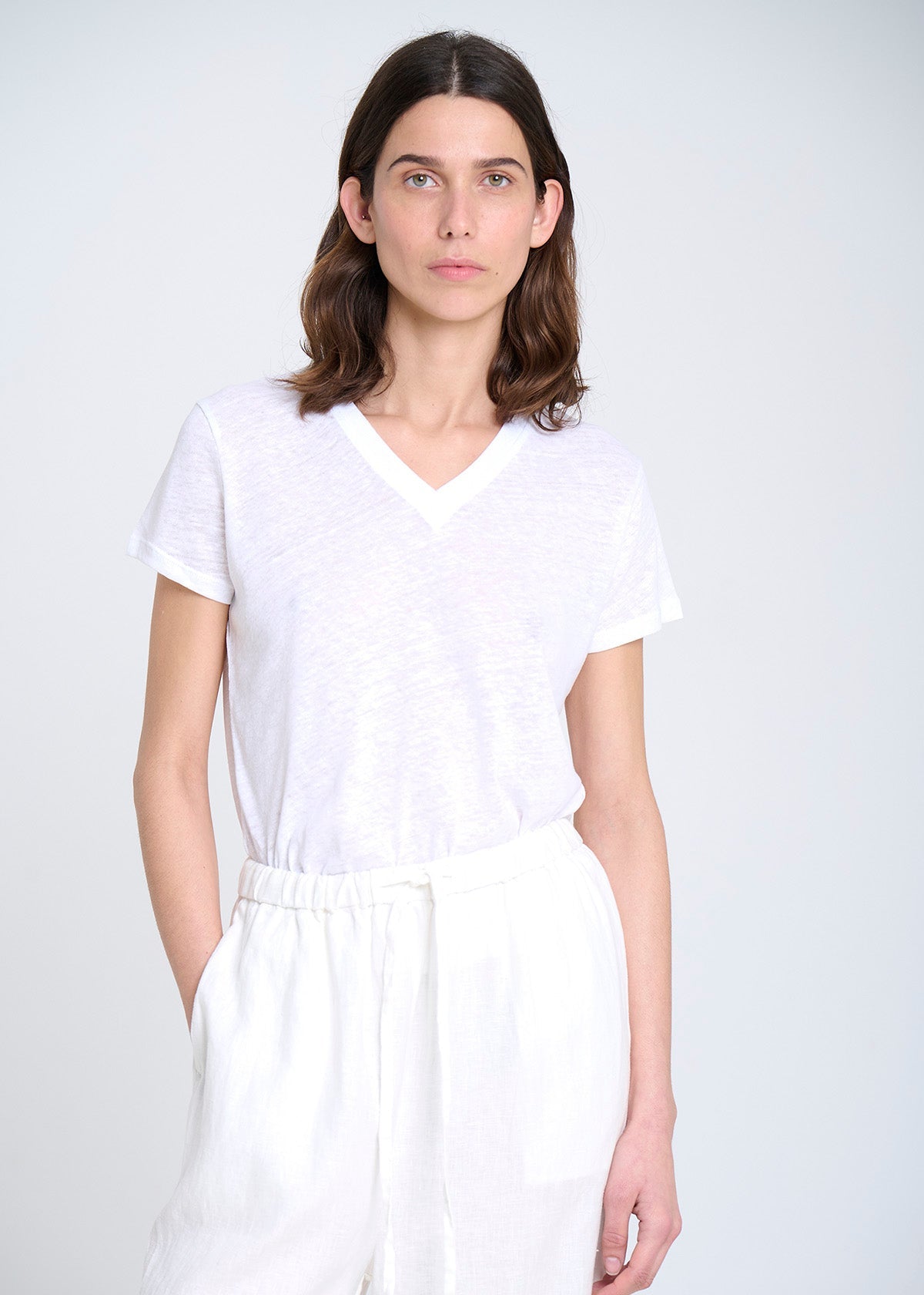 V-NECK KNITTED T-SHIRT IN WHITE