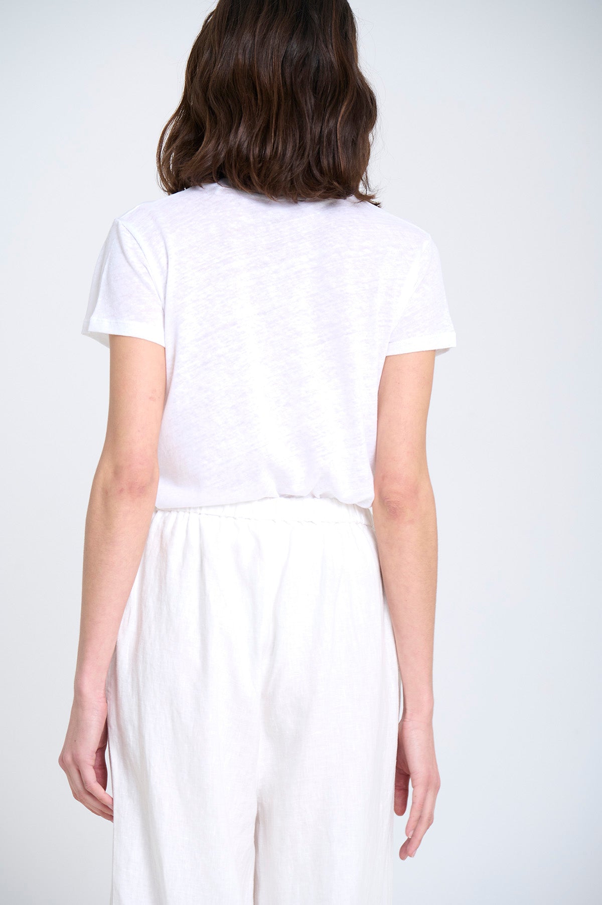 V-NECK KNITTED T-SHIRT IN WHITE